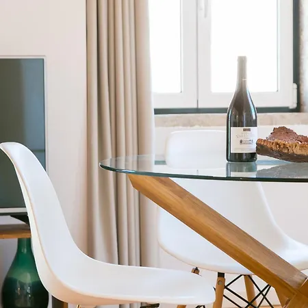 Charming Santos Neighborhood, Walk To Time Out Market Apartment